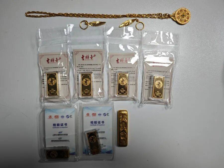 保姆照顾80岁老人不到2个月,偷走其7块金条,还把老人18万现金存自己卡里