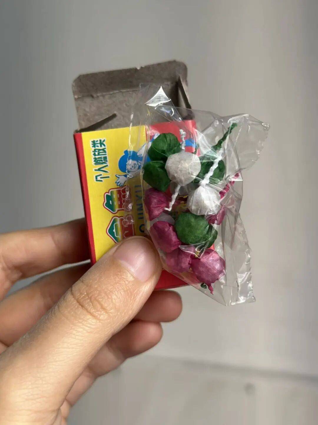 视频画面太揪心！妈妈教扔摔炮玩，幼童误以为是糖，放嘴里咬，瞬间炸了