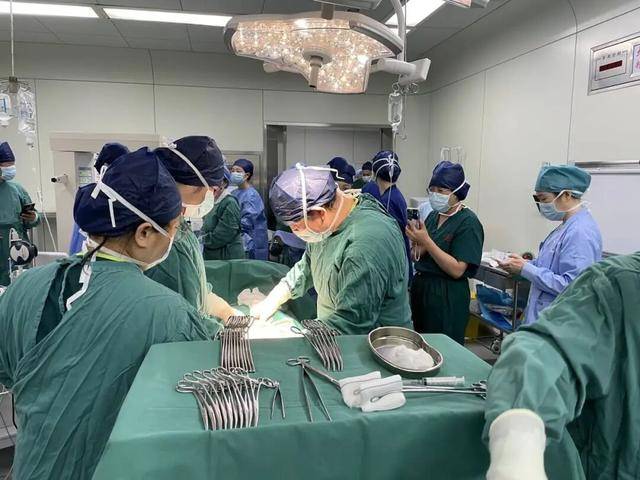 新疆一24岁产妇凌晨生下5胞胎(1男4女),最重1030克,最轻仅870克,概率六千万分之一