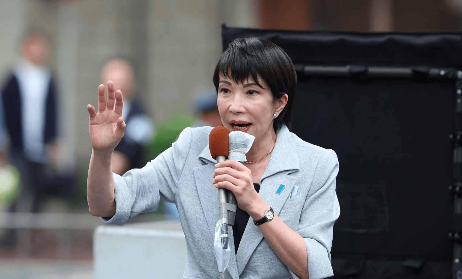 中方通牒刚下，美国宣告不撤，舰机双路围堵近海，日本也来凑热闹