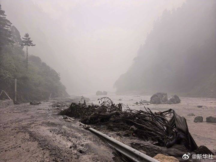 西藏吉隆泥石流灾害现场画面:或有人员失联,我方一侧前往吉隆口岸的道路、通信等中断