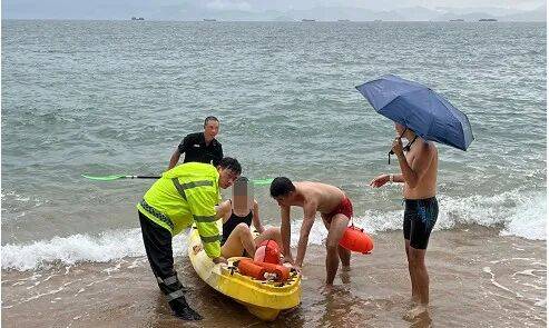 暴雨突袭！深圳知名景区3名游客被冲散，1人不幸失联！他们顶着浪头生死搜寻……