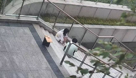 情侣吵架男方扔下玉镯名酒追女友，返回后发现财物都不见了，民警循迹快速找回