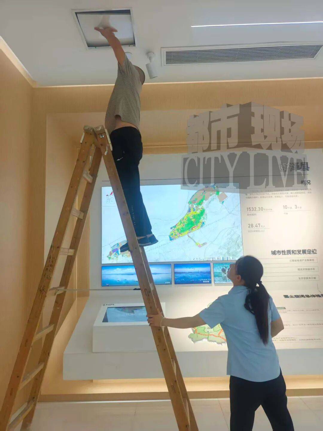 武汉一游客新手机掉进江西九江一展馆夹层，五位工作人员高温作业2小时取出；当事人：里面几乎没空气，我感动到哭