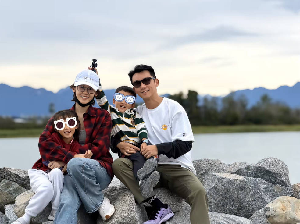 苗苗淡出荧幕三年抱仨被嘲生育机器，如今和郑恺陪儿女海外游学，是牺牲还是选择？